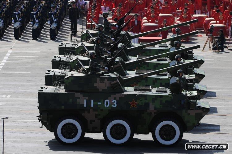 輪式自行迫榴炮方隊接受檢閱