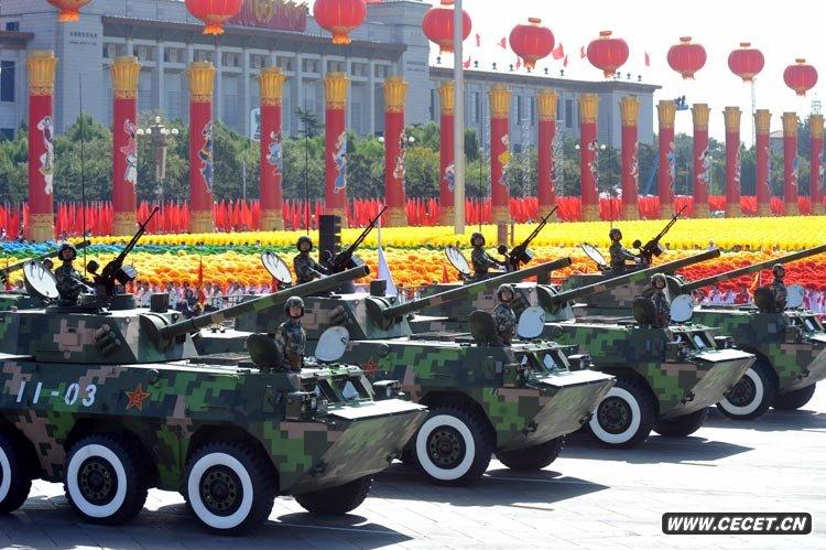 輪式自行迫榴炮方隊接受檢閱