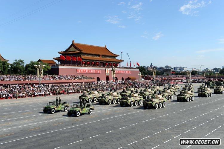 輪式自行突擊炮方隊接受檢閱