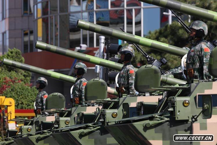 輪式自行突擊炮方隊接受檢閱