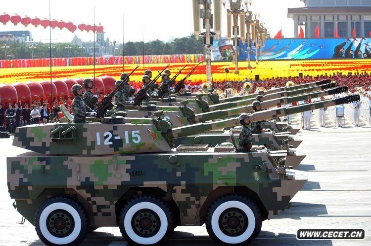 輪式自行突擊炮方隊接受檢閱