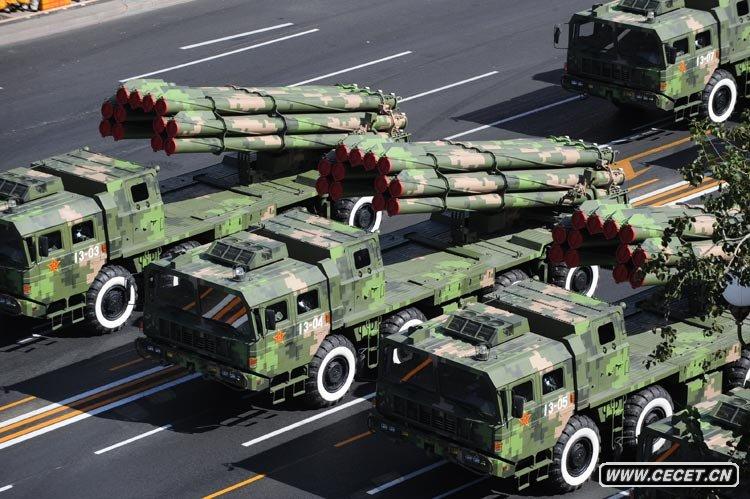 遠程火箭炮方隊接受檢閱