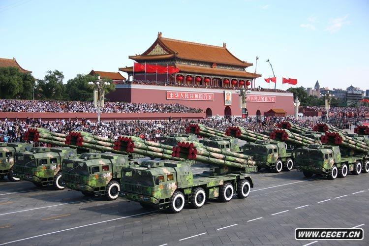 遠程火箭炮方隊接受檢閱