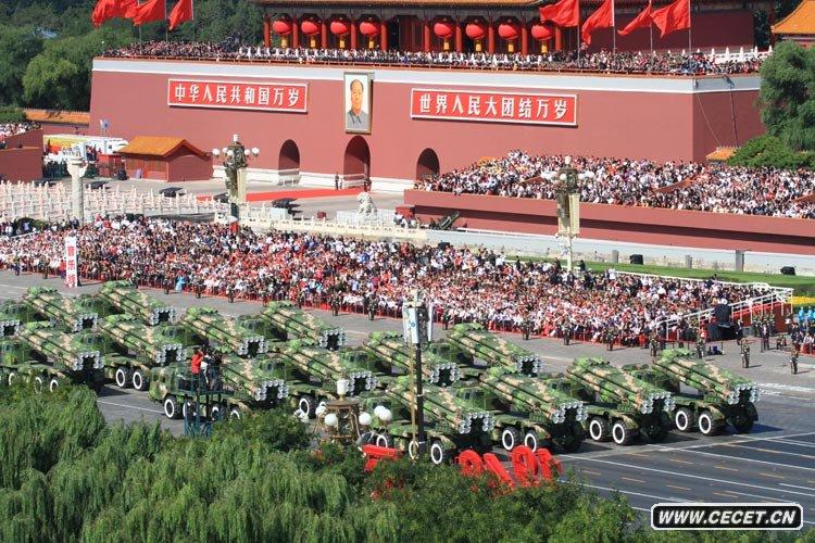 遠程火箭炮方隊接受檢閱