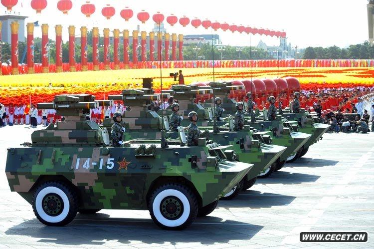 反坦克導彈方隊接受檢閱