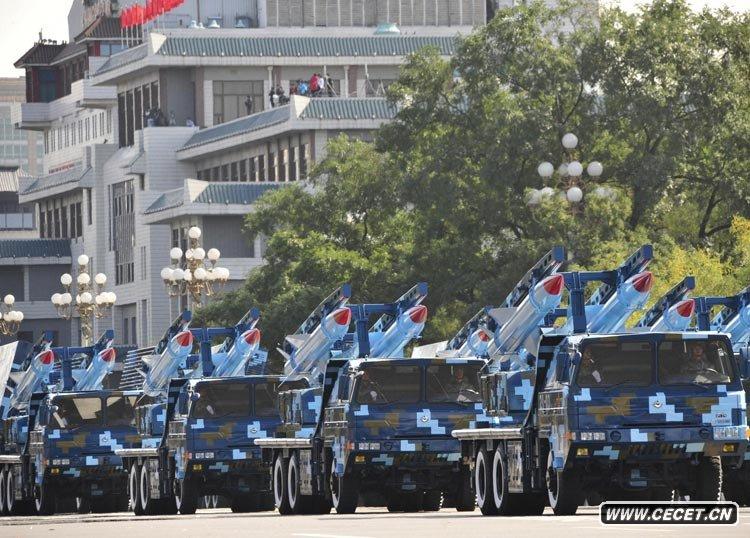 紅-12地空導彈方隊接受檢閱