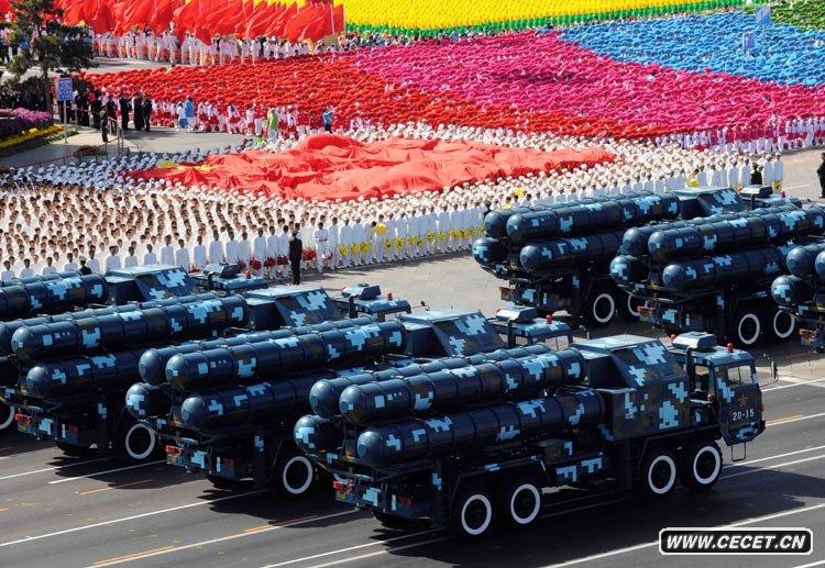 紅-9地空導彈方隊接受檢閱