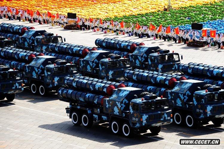 紅-9地空導彈方隊接受檢閱