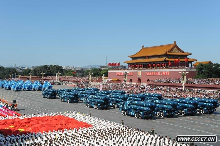 紅-9地空導彈方隊接受檢閱