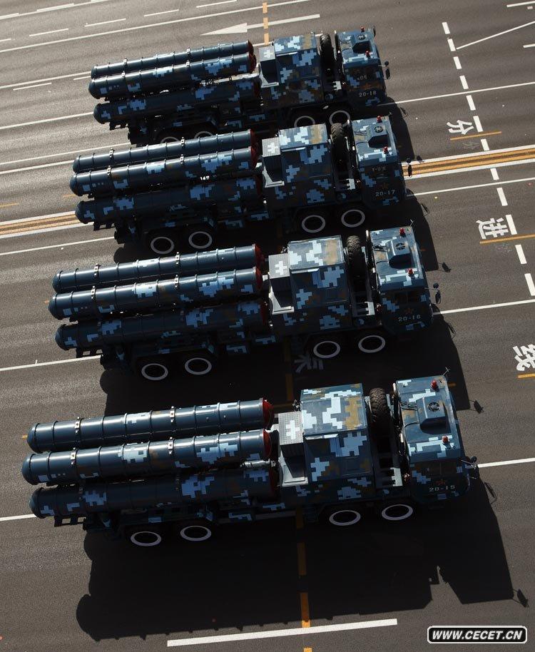 紅-9地空導彈方隊接受檢閱