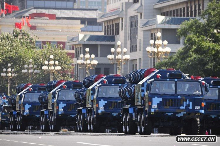 紅-9地空導彈方隊接受檢閱