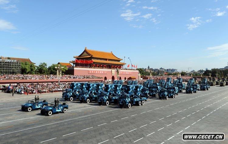 機動(dòng)雷達方隊接受檢閱