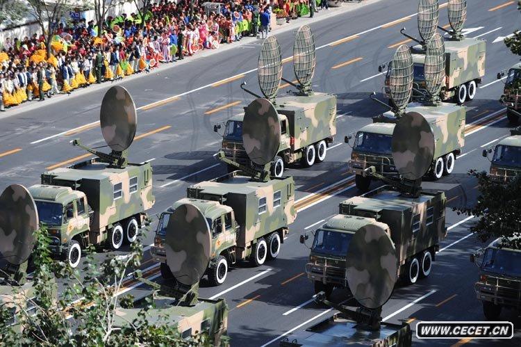 通信兵方隊接受檢閱