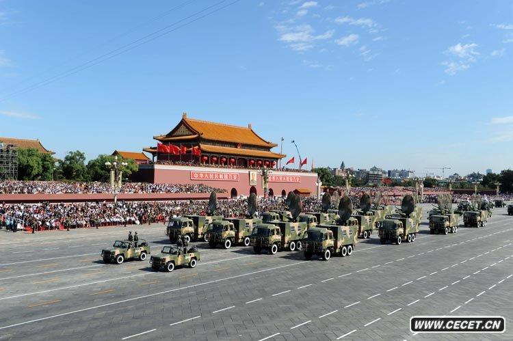 通信兵方隊接受檢閱