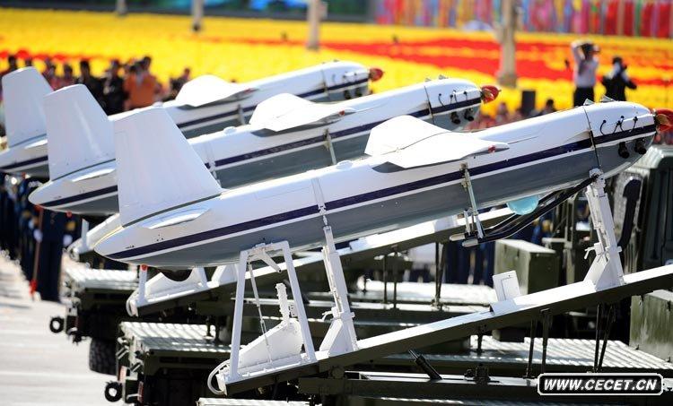 無(wú)人機方隊接受檢閱