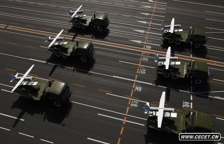 無(wú)人機方隊接受檢閱