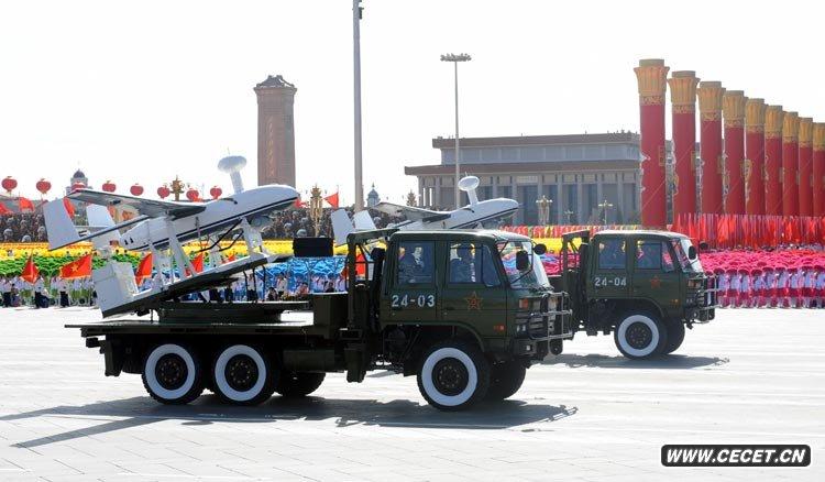 無(wú)人機方隊接受檢閱