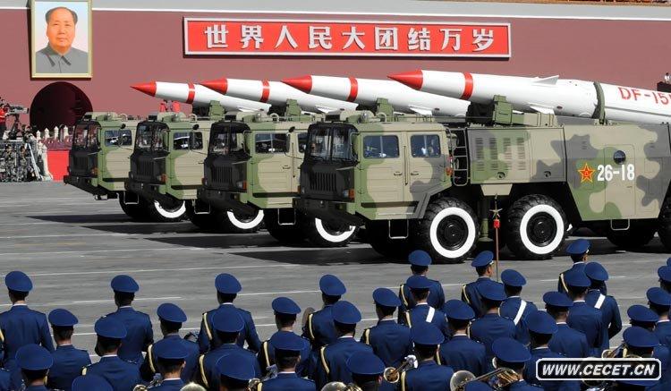 某新型常規導彈方隊接受檢閱