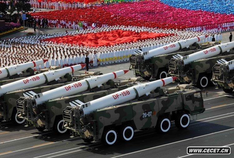 某新型常規導彈方隊接受檢閱