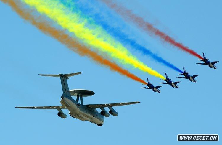 多機編隊的領(lǐng)隊梯隊飛過(guò)天安門(mén)上空