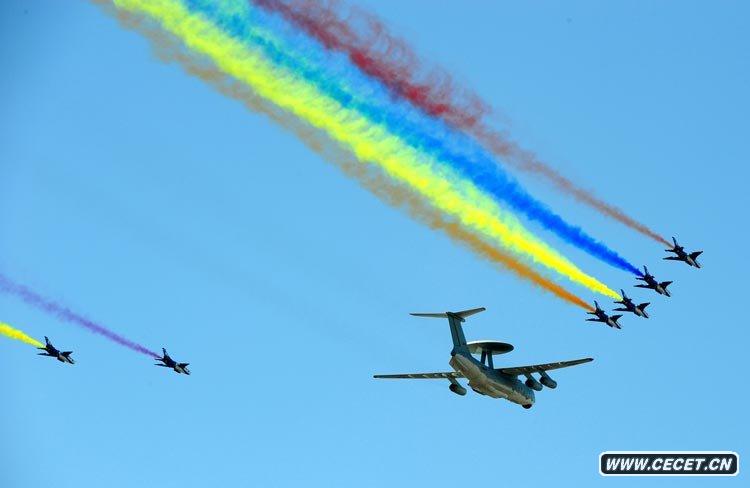 多機編隊的領(lǐng)隊梯隊飛過(guò)天安門(mén)上空