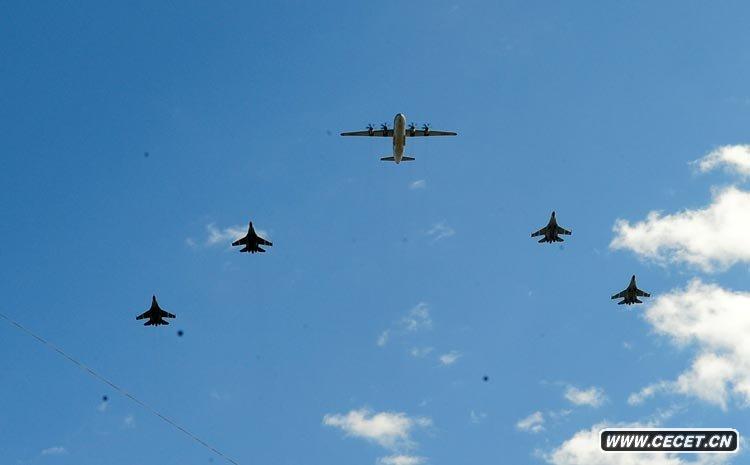 預警機梯隊飛過(guò)天安門(mén)廣場(chǎng)上空