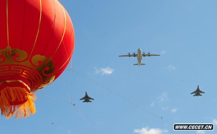 預警機梯隊飛過(guò)天安門(mén)廣場(chǎng)上空