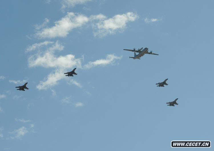 預警機梯隊飛過(guò)天安門(mén)廣場(chǎng)上空