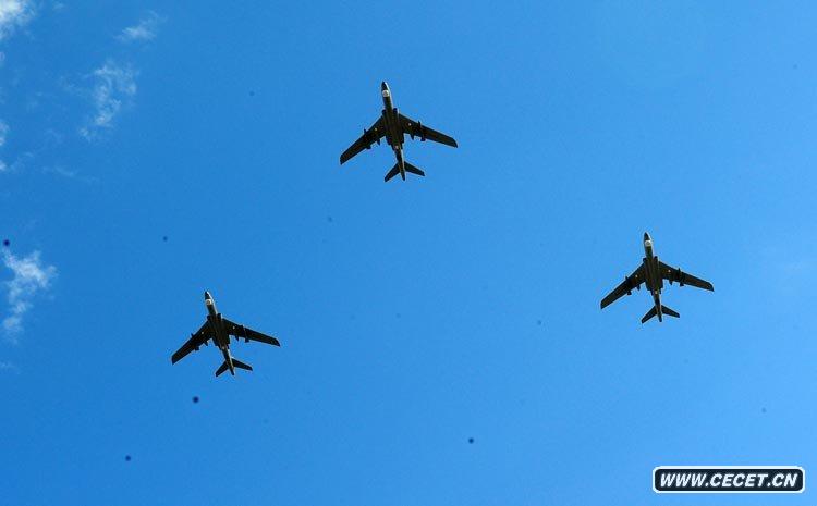轟炸機梯隊飛過(guò)天安門(mén)廣場(chǎng)上空