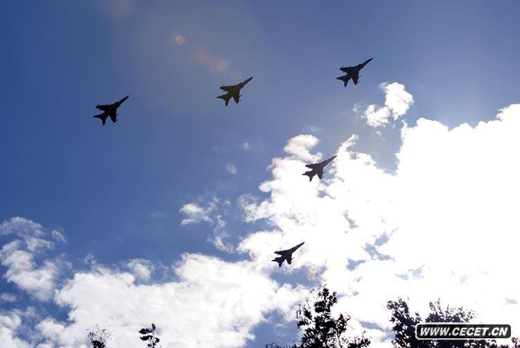 轟炸機梯隊飛過(guò)天安門(mén)廣場(chǎng)上空