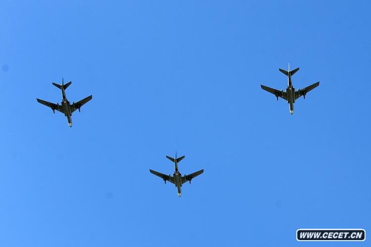 轟炸機梯隊飛過(guò)天安門(mén)廣場(chǎng)上空