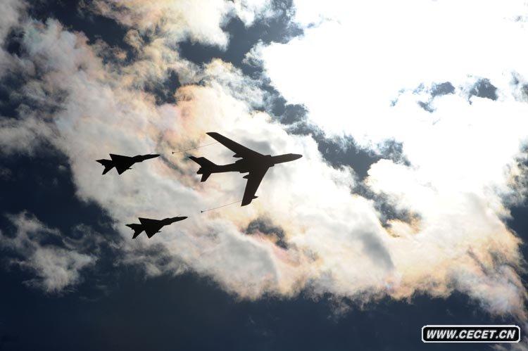 加受油機梯隊飛過(guò)天安門(mén)廣場(chǎng)上空