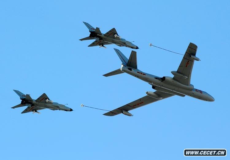 加受油機梯隊飛過(guò)天安門(mén)廣場(chǎng)上空