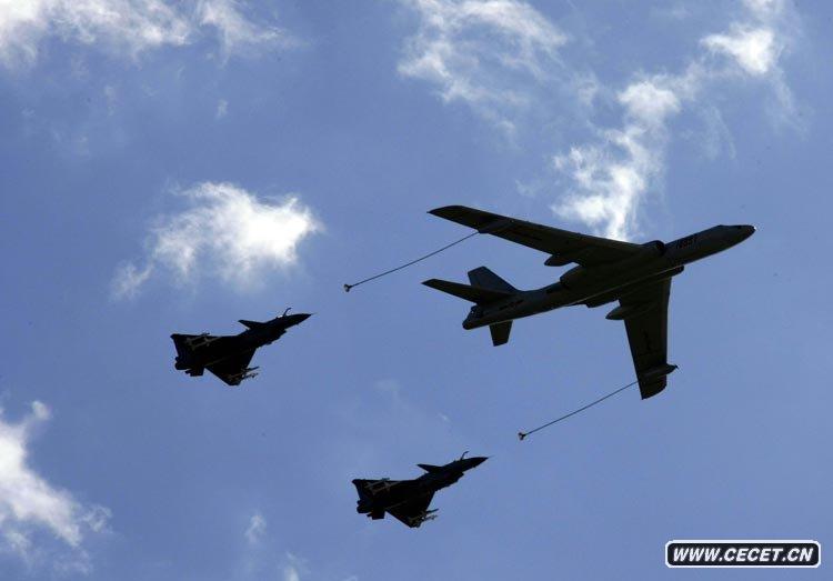 加受油機梯隊飛過(guò)天安門(mén)廣場(chǎng)上空