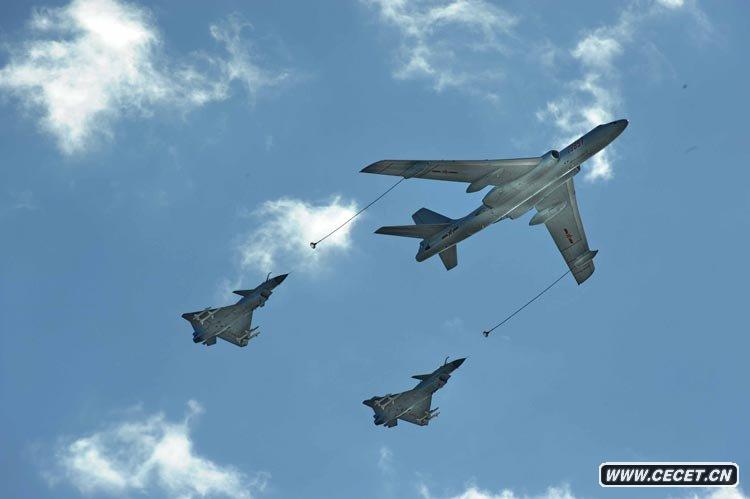 加受油機梯隊飛過(guò)天安門(mén)廣場(chǎng)上空