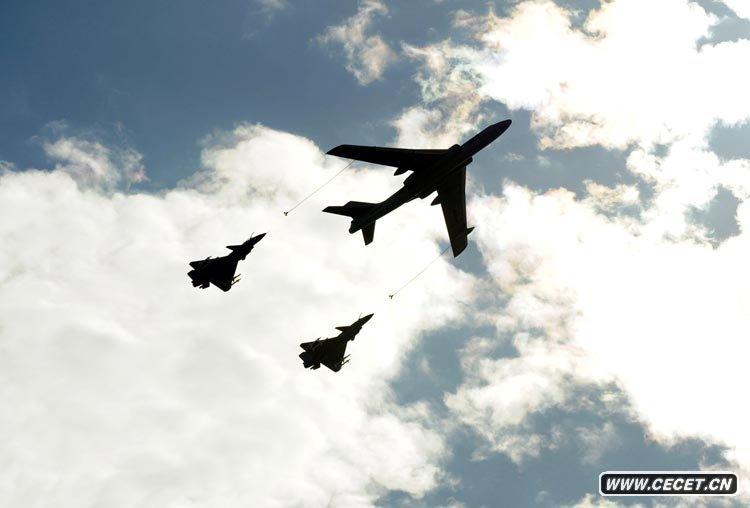 加受油機梯隊飛過(guò)天安門(mén)廣場(chǎng)上空