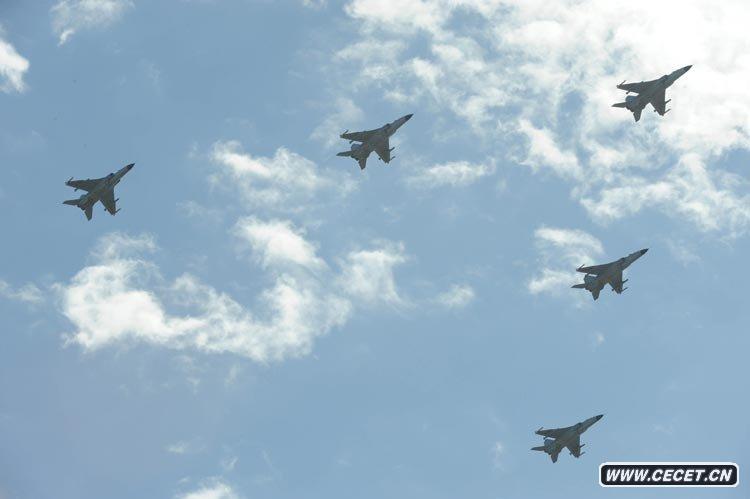 殲轟機梯隊飛過(guò)天安門(mén)廣場(chǎng)上空