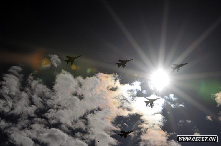 殲轟機梯隊飛過(guò)天安門(mén)廣場(chǎng)上空