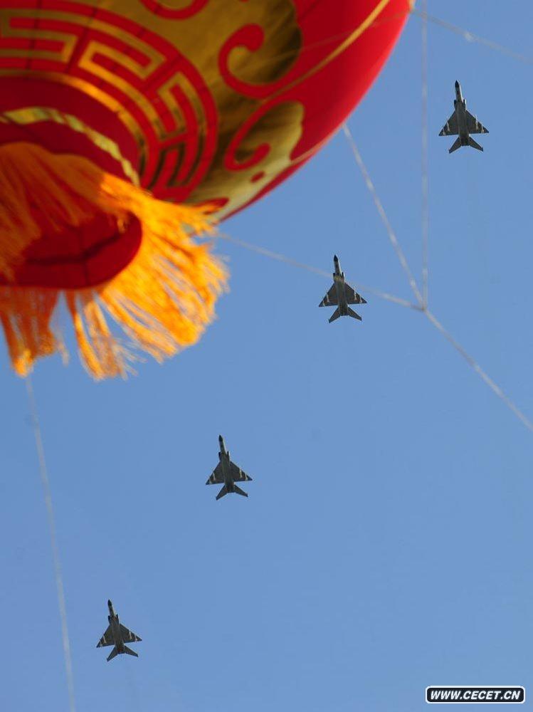 殲-8F戰斗機飛過(guò)天安門(mén)廣場(chǎng)上空