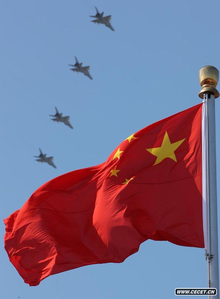 殲-8F戰斗機飛過(guò)天安門(mén)廣場(chǎng)上空