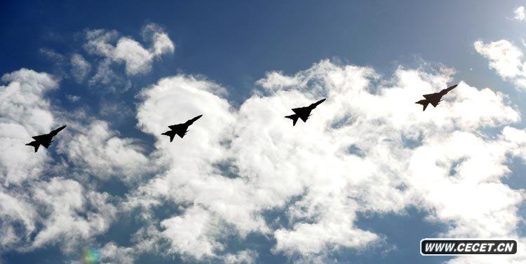 殲-8F戰斗機飛過(guò)天安門(mén)廣場(chǎng)上空