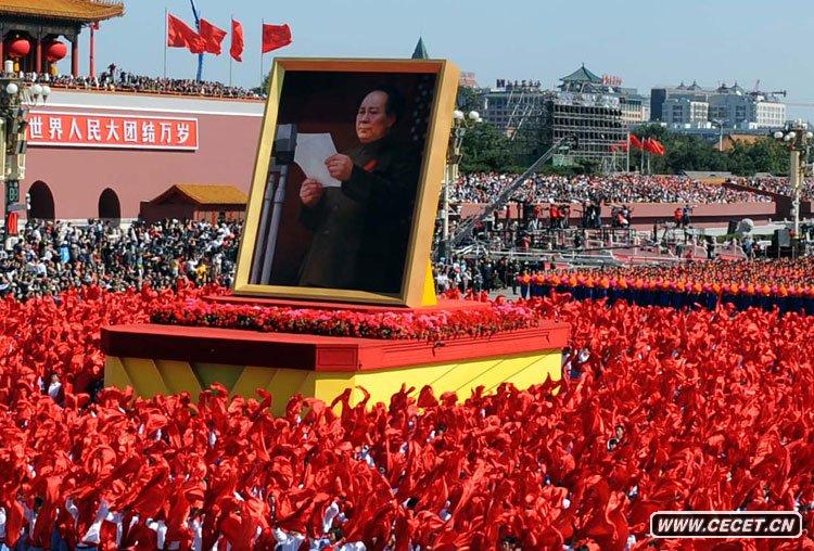 游行群眾簇擁著(zhù)毛澤東巨幅畫(huà)像走過(guò)天安門(mén)廣場(chǎng)