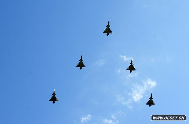 殲-10戰斗機飛過(guò)天安門(mén)廣場(chǎng)上空
