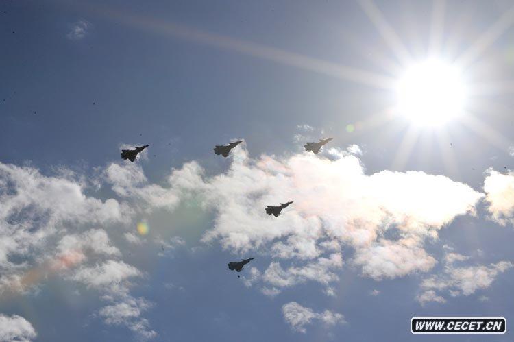 殲-10戰斗機飛過(guò)天安門(mén)廣場(chǎng)上空