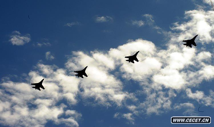 殲-11B戰斗機飛過(guò)天安門(mén)廣場(chǎng)上空