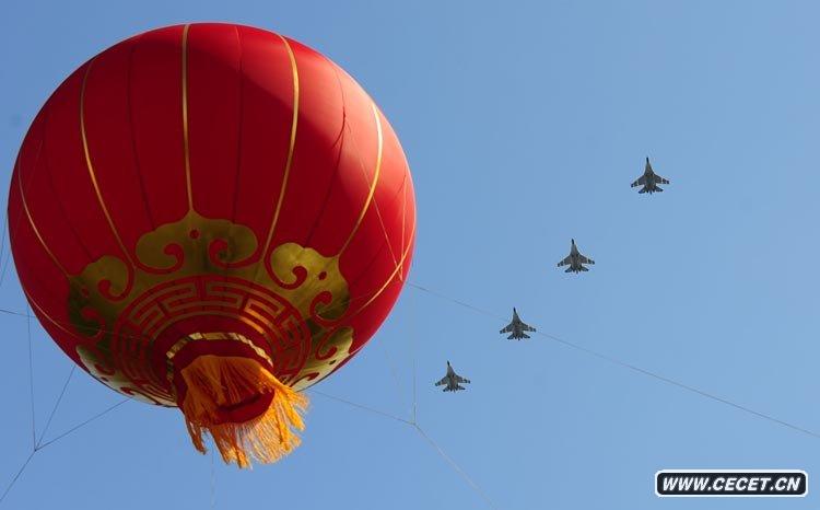 殲-11B戰斗機飛過(guò)天安門(mén)廣場(chǎng)上空