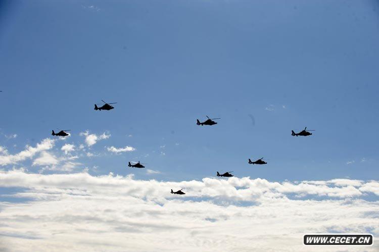 Z-9偵察直升機從北京上空飛過(guò)