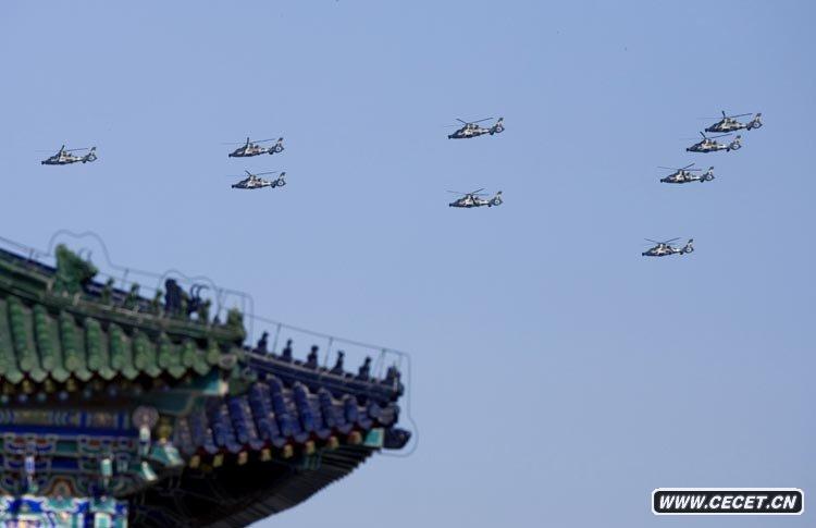 Z-9武裝直升機從北京上空飛過(guò)