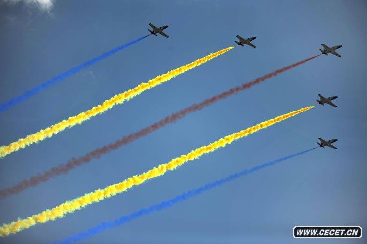 女飛行員駕教練機飛越天安門(mén)廣場(chǎng)上空