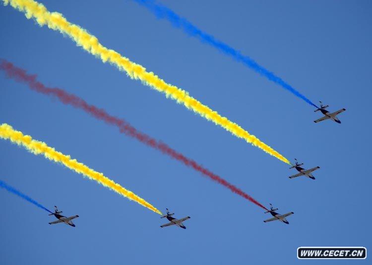 女飛行員駕教練機飛越天安門(mén)廣場(chǎng)上空